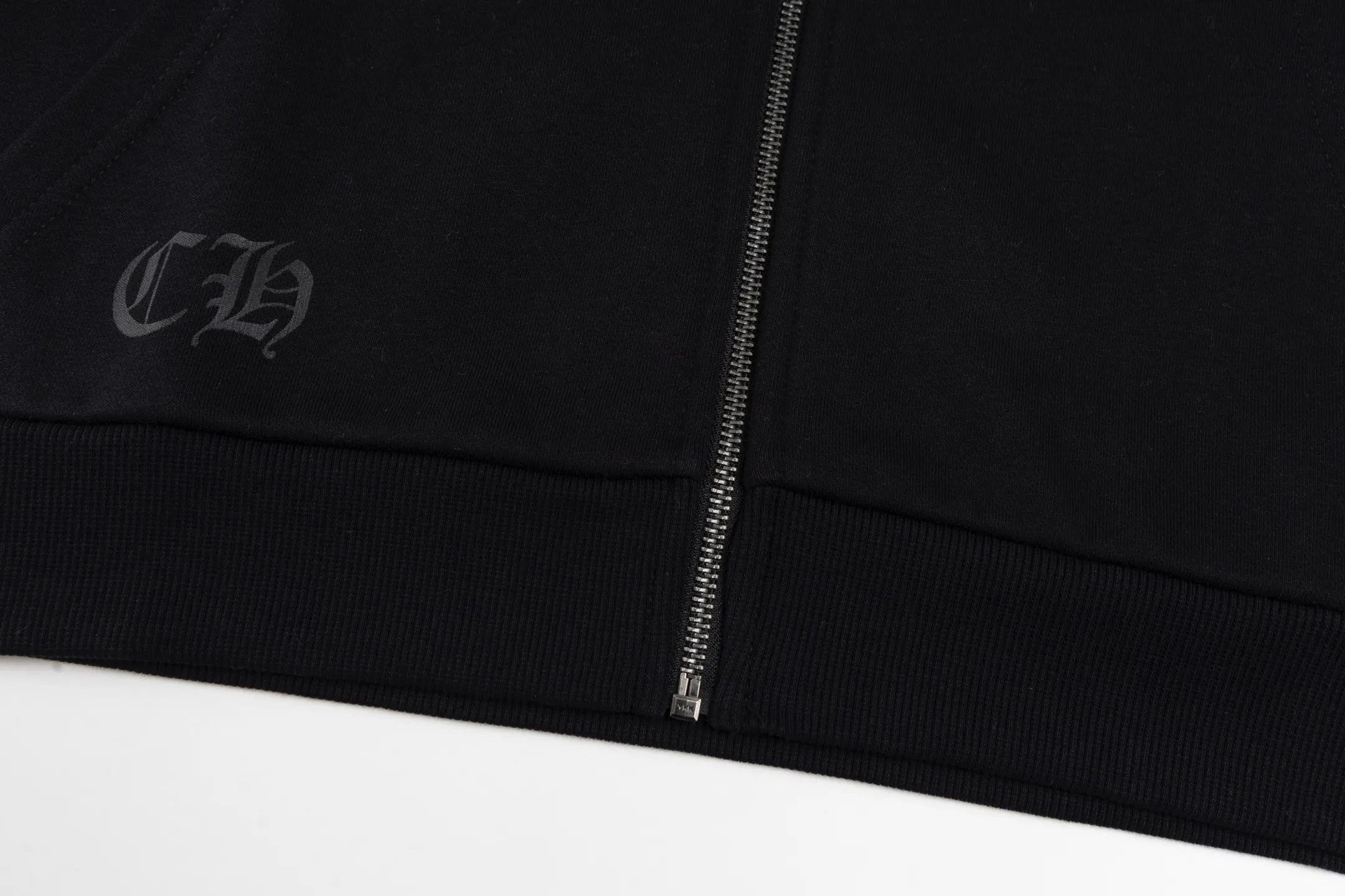 🅿️520 [Exclusive supply] CH Crow Heart New York City Limited Hooded Jacket The fabric is made of high-quality 42-count 380g pure cotton fabric, bringing a comfortable wearing experience. The sweatshirt is designed to be the same for men and women, in classic black color with the brand's iconic elements. The specially customized cross antique silver zipper pull shows the brand's luxurious details, and the zipper is smooth and durable. The imported ink printing process ensures three-dimensional and full patterns and long-lasting colors. As a city-limited element, the horseshoe print shows a unique New York style. The body is exquisitely tailored, and the hood design is practical and fashionable. The cuffs and hem are elasticated to improve warmth and stiffness. yb's customization process ensures that each sweater meets perfect shipping standards, and everything from fabric selection to finished product production is strictly controlled. This sweatshirt not only retains Chrome Hearts' consistent street luxury style, but also incorporates city-limited features. It is a boutique item with both collection value and daily wear. Size:S/M/L